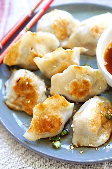 Pan-Fried Dumplings (BEST Easy Fried Dumplings) - Rasa Malaysia Sunshine Pie, Chinese Chicken Dumplings, Fry Dumpling Recipe, Crispy Dumplings, Homemade Dumplings Recipe, Malaysia Recipes, Pan Fried Dumplings, Appetizer Party, Chinese Foods