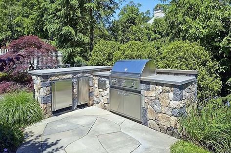 37 Outdoor Kitchen Ideas & Designs (Picture Gallery) - Designing Idea L Shaped Grill Station, L Shape Outdoor Kitchen Ideas, Towel Bar Height Bathroom, L Shaped Outdoor Kitchen, Towel Bar Height, Outdoor Kitchen Kits, Small Outdoor Kitchens, Yard Makeover, Grill Ideas