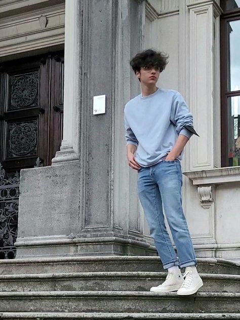 Jeans pantaloni levis azzurri maglietta bianca calzettoni bianchi scarpe panna converse Light Blue Jeans Outfit, Blue Jean Outfits, Streetwear Men, Light Blue Jeans, Streetwear Men Outfits, Jeans Outfit, White Shoes, Jean Outfits, Blue Jeans