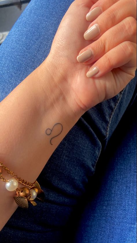 Leo Outline Tattoo, Leo Tattoo Matching, Leo Sun Sign Tattoo, Leo Sign Tattoo Ideas For Women, Leo Wrist Tattoo, Unique Leo Tattoos, Leo Tattoo For Women Zodiac, Small Leo Tattoos For Women, Leo Sign Tattoo Ideas