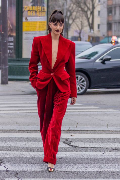 Red Outfit Inspiration, Haute Couture Street Style, Red Wardrobe, Red Outfit Ideas, Red Outfits For Women, Red Velvet Suit, Couture Street Style, Everday Style, Wife Aesthetic