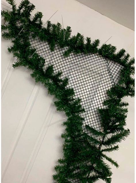 Who could predict chicken wire would be a big trend this Xmas – but chicken wire Christmas decorations are trending for 2020, find out why?! Chicken Wire Christmas Decorations, Outdoor Light Decorations, Wire Christmas Decorations, Ornament Arch, Christmas Doorway, Diy Christmas Light Decorations, Chicken Wreath, Porch Garland, Chicken Wire Crafts