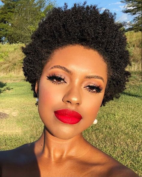 #Afro #naturalhair #blackgirlbeauty #twa #kinkyhair #melanin Transition Hairstyles, Medium Natural Hair Styles, Cabello Afro Natural, Pen Eyeliner, Mekap Mata, Brow Tint, Bright Red Lipstick, Short Afro, Smink Inspiration