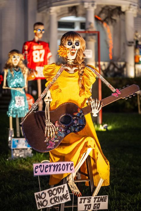 New Orleans Homes, Tourist Attraction, New Orleans, Front Yard, Skeleton, Taylor Swift, Swift, Yard, Halloween