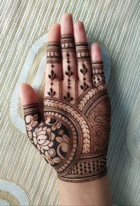 Simple Mahandi Disine Design, Mehendi Designs For Front Hands Short, Simple Mehendi Designs Right Hand, Short Mahendiii Design, Mehndi For Small Hands, Mahidi Dijaen, Arbi Mehndi Design, Round Mehndi Design, Henna Tattoo Kit