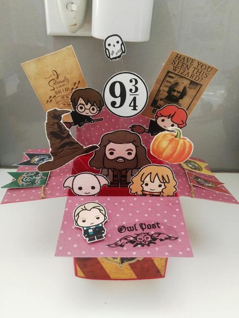 Harry Potter pop up box cards Harry Potter Pop Up Card, Harry Potter Cricut Projects, Harry Potter Gift Basket, Pop Up Diy, Harry Potter Pop Up, Harry Potter Box, Harry Potter Gift Box, Harry Potter Card, Harry Potter Birthday Cards