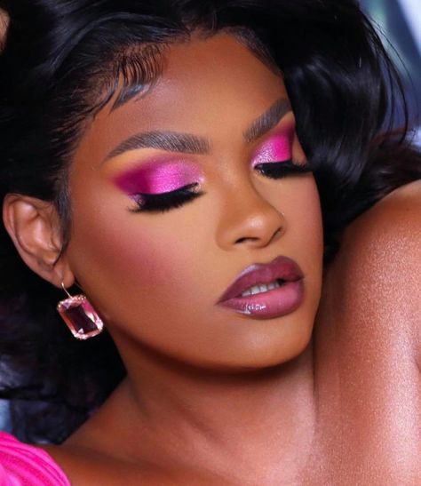 Sexy Valentine’s Day Makeup Ideas to Seduce Your Date Make Up Barbie, Barbie Trend, Makeup Barbie, Maquillage Yeux Cut Crease, Pink Eyeshadow Look, Face Beat Makeup, Bold Makeup Looks, Trend Makeup, Pink Eye Makeup