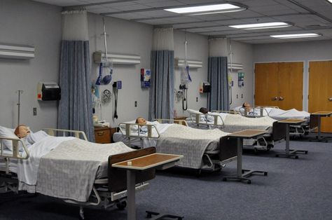 Nursing simulation lab complete with manequins Nursing Simulation Lab, Health Science Classroom, Bs Nursing, Nursing Classroom, Nursing Labs, Bachelor Of Science In Nursing, Recovery Room, Health Care Professionals, I'm Scared