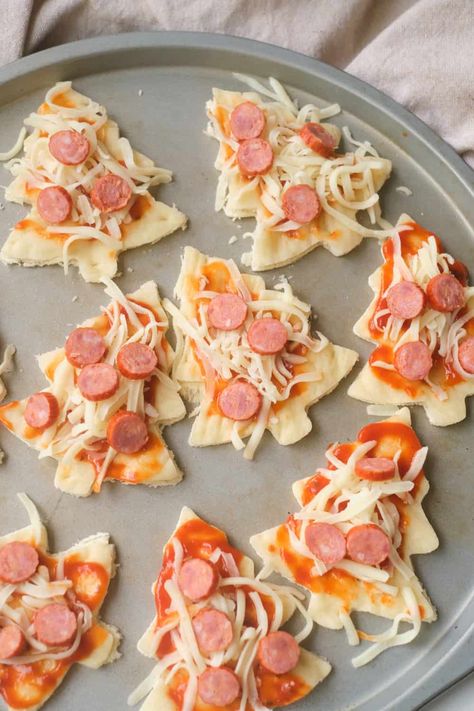 This Christmas Tree Pizza Is A Cute Christmas Dinner For Kids Christmas Dinner For Kids, Christmas Tree Pizza, Jul Mad, Fest Mad, Dinner For Kids, Christmas Lunch, Christmas Food Dinner, Christmas Brunch, Läcker Mat