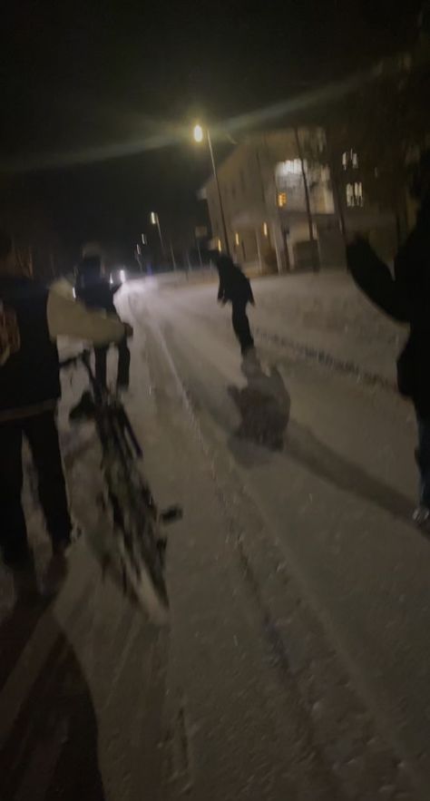 drunk, friends, night, streets, grunge, dark Chill Night Vibes, Teenager Aesthetic, Chaos Aesthetic, Late Night Vibes, Friends Group Photo, Canada Winter, Snow Night, Boy Blurred Pic, Big Friends