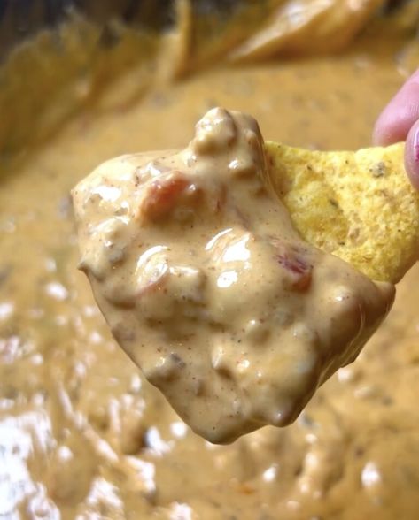 Chorizo Cheese Dip, Cheese Dip Recipes Crockpot, Mexican Cheese Dip Recipes, Best Queso Recipe, Sausage Queso Dip, Chorizo Queso Dip, Cheese Dip Recipes Easy, Queso Dip Crockpot, Chorizo Queso