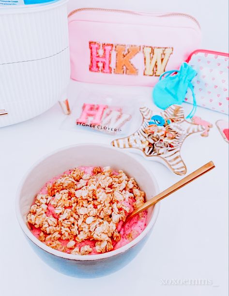 Preppy Smoothie Bowl, Preppy Breakfast Aesthetic, Preppy Food Pics, Preppy Breakfast, Henley Core, Bowl Of Cereal Aesthetic, Pink Acai Bowl Aesthetic, Preppy Food, Preppy Photos