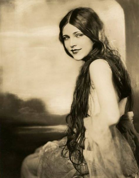 Lota Cheek in 1923. Fotografi Vintage, Vintage Versace, Foto Vintage, Photo Vintage, Vintage Portraits, Old Fashion, Vintage Vogue, Antique Photos, Vintage Glamour