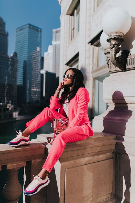 How to style the Nike Air Max 97 for work. blogger poses, style inspiration, power suit, pink suit, style blogger, black blogger. Suits And Sneakers, Woman In Suit, Look Office, Look Formal, Sneaker Style, Pink Suit, Woman Suit Fashion, Power Suit, Suit Up