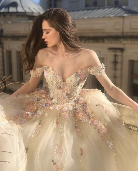 la femme dans l’art on Twitter: "wedding gown by marionela… " Ball Gowns Fantasy, Ethereal Dress, Robes D'occasion, Princess Prom Dresses, Pretty Quinceanera Dresses, Floral Prom Dresses, Ball Gowns Princess, Fantasy Gowns, Fairytale Dress