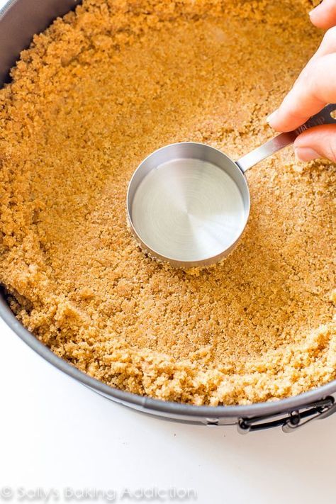 The PERFECT Homemade Graham Cracker Crust. Here's exactly how I make it every time! Recipe With Graham Cracker Crust, Homemade Graham Cracker, Graham Cracker Crust Recipe, Chocolate Cheesecake Recipe, Graham Cracker Recipes, Homemade Graham Cracker Crust, Biscuits Graham, Turtle Cheesecake, Homemade Graham Crackers