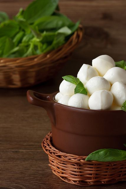 Bocconcini di mozzarella e basilico.( Il piacere di gustare una buona mozzarella ). Italian Mozzarella, Cheese Mozzarella, Cheese Wine, Cheese Making, Homemade Cheese, Wine And Cheese, Wine Cheese, Say Cheese, Fabulous Foods