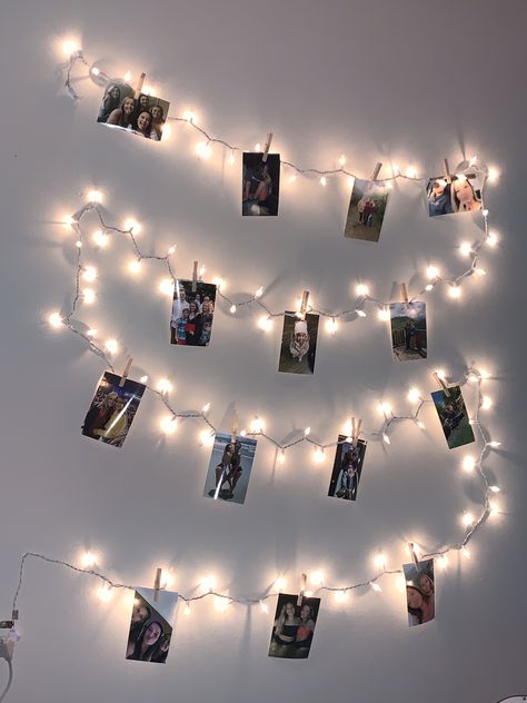 Polaroid Wall Decor, Photo Wall Layout, Picture Wall Bedroom, Polaroid Wall, Fairy Lights Bedroom, Bedroom Wall Designs, Bathroom Decor Apartment, Diy Basket, Diy Crafts Room Decor