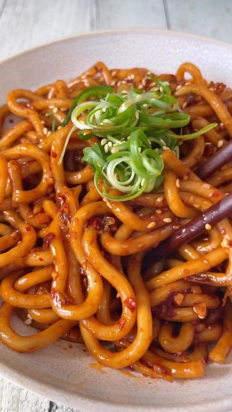 WORLD OF VEGAN | MICHELLE on Instagram: “Chilli Garlic Udon 😍🌶️🧄 by @thrivingonplants 🙌 This spicy and savoury noodle recipe is easy to make and insanely delish! SAVE THIS POST…” Onion Greens, Chilli Garlic Noodles, How To Make Chilli, Dark Soy Sauce, Easy Vegan Recipes, Noodle Recipe, Garlic Noodles, Tastemade Recipes, Tasty Recipes Videos