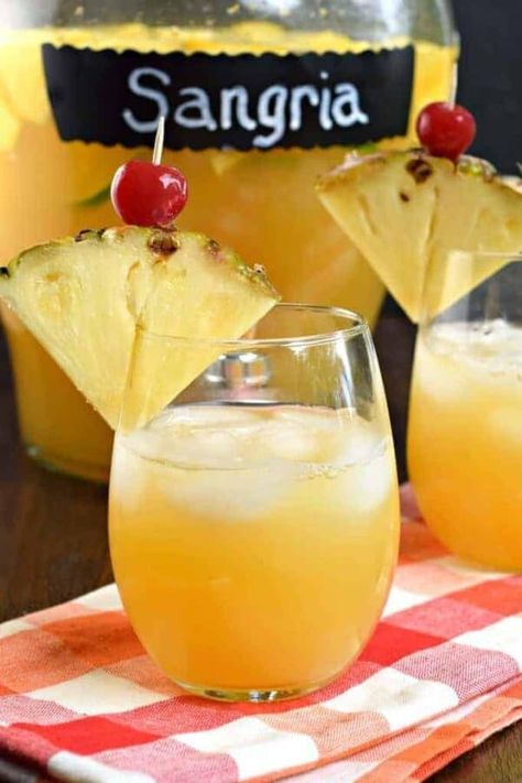 Pineapple Sangria Recipes, Umbrella Drinks, Pineapple Sangria, Drink Rum, Best Sangria Recipe, Moscato Sangria, Summer Sangria Recipes, Watermelon Sangria, White Sangria Recipe