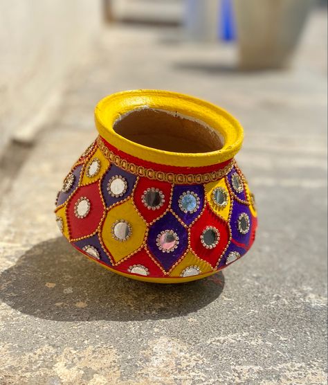 Navratri Pot Decoration, Garba Design Pot, Clay Pot Painting Ideas Indian, Lippan Art On Pot, Matka Decoration Pots Painting, Pot Decorating Ideas Indian, Matli Decoration, Matki Painting Ideas, Matka Painting