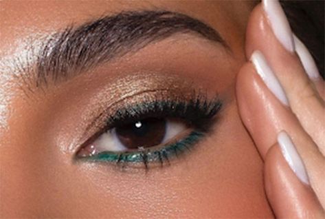 Green Eyeliner Under Eyes, Subtle Dark Green Eye Makeup, Aqua Eyeliner Looks, Green Waterline Eyeliner, Turquoise Make Up Looks, Minimalist Green Eye Makeup, Green Under Eyeliner, Eye Makeup With Green Eyeliner, Make Up With Green Eyeliner