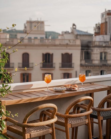 The Best Rooftop bars in Barcelona - Anne Travel Foodie Hotel Pulitzer Barcelona, Rooftop Bar Design, Rooftop Restaurant Design, Home Decor Business, Riad Marrakech, Round Building, Decor Business, Travel Foodie, Balcony Bar