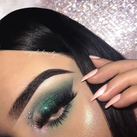 Christmas Makeup Ideas, Maria Victoria, Eyeshadow Tutorials, Make Up Inspiration, Cake Face, Face Beat, Hooded Eye Makeup, Prom Ideas, Creative Eye Makeup