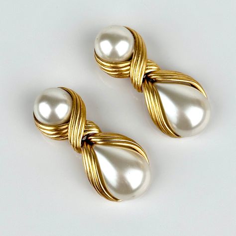 Vintage 90s Oscar De La Renta Glass Pearl Cabochon Pear Cut Dangle Drop Ribbed Brushed Gold Earrings SIGNED. Gorgeous Vintage 90s Oscar De La Renta Glass Pearl Drop Clip On Earrings. An Exquisite Design By Oscar De La Renta. These Stunning Earrings Feature Exception Brushed Gold Plated Ribbed Detail Encasing Glass Pearls; Reminiscent Of A Flower Encased In Petals. A Round Glass Pearl Cabochon Sits At The Ear While The Other Is A Larger Pear Cut Glass Pearl That Dangles. Each Pearl Is Encased In The Ribbed Design Which Overlaps Or Criss Crosses In The Center Creating A Beautiful Design. Made Of Gold Plate With Classic Clip On Style Earring. A Uniquely Intricate And Striking Earring Made To Perfection By Oscar De La  Renta. A Modern Design That Is Both Romantic And Bold. A Marvelous Earring. Pearl And Gold Earrings, Gold And Pearl Earrings, Vintage Earrings Gold, Unique Pearl Jewelry, Silver Braided Ring, Plate Earrings, Pearl Earrings Designs, Neck Pieces Jewelry, Vintage Gold Earrings