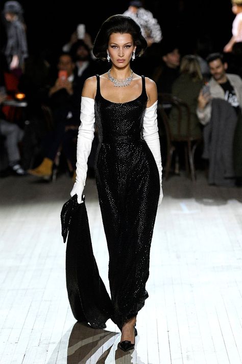 Black Dress Runway, Bella Hadid Runway, Marc Jacobs Fashion, Black Runway, 90s Glam, Dr Closet, Chanel Style, Bella Hadid Style, Dark Feminine