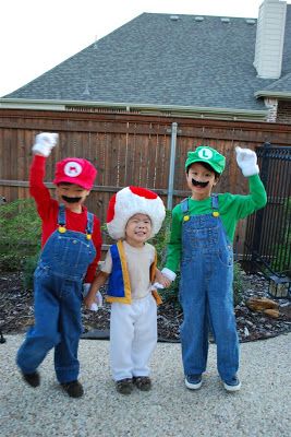 Mario Movie Halloween Costumes, Mario Luigi And Toad Costumes, Diy Mario And Luigi Costume, Diy Toad Costume, Mario Toad Costume, Toad Cosplay, Mario Luigi Costume, Mario Costume Diy, Mario And Luigi Costumes