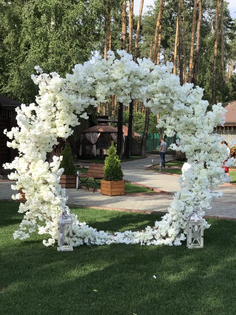 White Wedding Arch Decor, Wedding Backdrop White Flowers, White Wedding Arches, Outdoor Wedding Arch Ideas, Decoration Ideas For Birthday, Round Arch Backdrop, Flowers Garland, Round Arch, White Wedding Theme