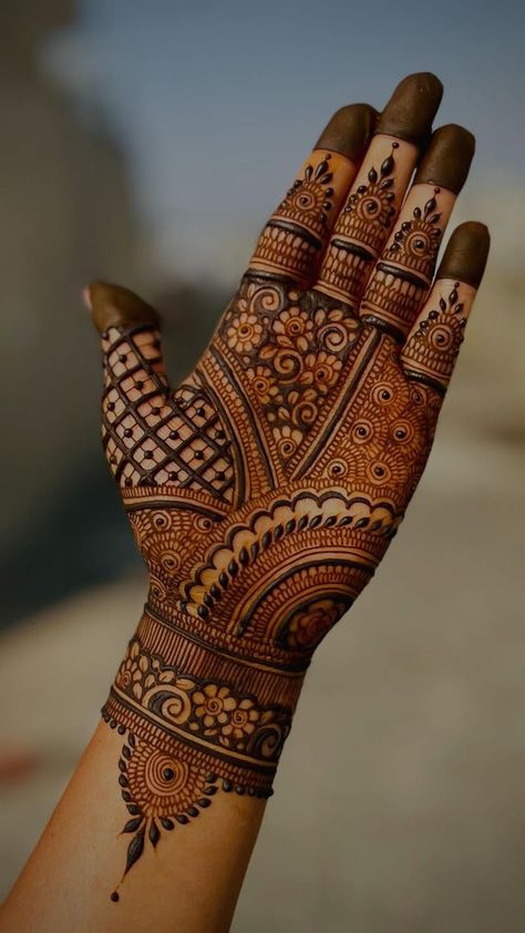 Henna Crown, Crown Tattoos For Women, Elegant Henna, Traditional Mehndi Designs, Crown Tattoos, Rajasthani Mehndi Designs, Front Mehndi, Palm Mehndi Design, Front Mehndi Design