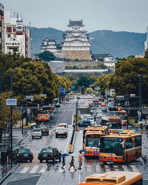 Doesn't this look like a sight from a fairy tale or an anime movie? Everyone should have the opportunity to witness spectacular views like this one. Himeji castle, shown here, is just one of many places all across Japan that have this quality. ⁣⁣📷 yulily_k508⁣⁣ Himeji Castle, Old Castle, Art Philosophy, Aesthetic 2024, Beauty Of Simplicity, Osaka Castle, Tokyo Tower, Japan Aesthetic, Tokyo Disneyland