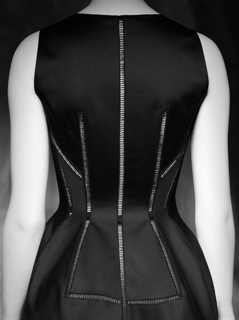 Azzedine Alaïa, zip-front knee-length cotton dress summer 2011. great harbinger thread work! Azzedine Alaïa, Little Black Dresses, Azzedine Alaia, Couture Details, Clothing Details, Black Gown, Dress Cotton, Inspiration Mode, Black Dresses