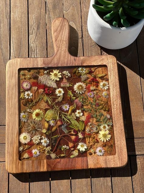 What Can We Make With Clay, Wooden Chopping Board Ideas, Resin Epoxy Ideas, Serving Board Ideas, Homemaking Projects, Resin Flower Art, Resin Chopping Board, Artsy Party, Resin Wood Art