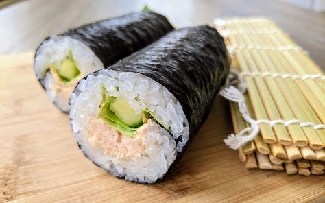 Canned Tuna Sushi, Tuna Sushi Rolls Recipe, Canned Mackerel Recipes, Tuna And Cucumber, Tuna Sushi Rolls, Raw Sushi, How To Make Tuna, Cucumber Sushi, Healthy Sushi