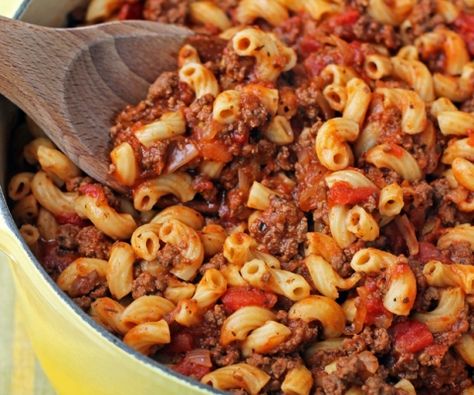 Beefy American Goulash American Chop Suey, Emily Bites, American Goulash, Resep Pasta, Elbow Pasta, Goulash Recipes, Chop Suey, Elbow Macaroni, Goulash