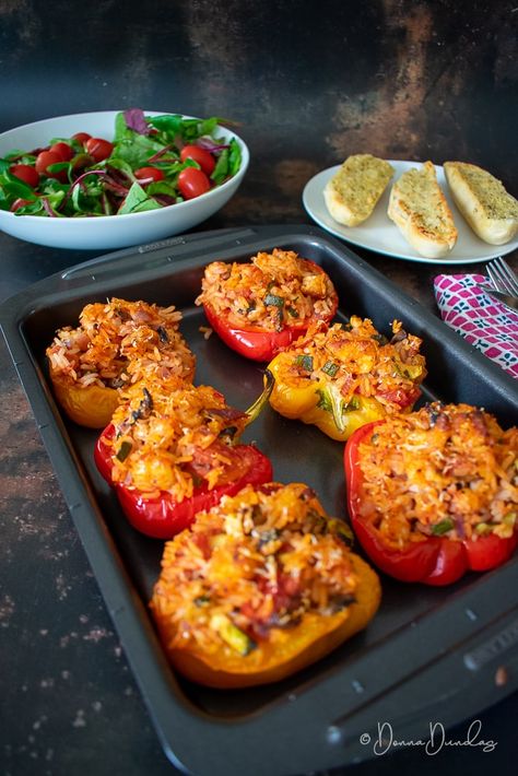 Halloumi Stuffed Peppers are juicy and filled with gorgeous flavours. An easy midweek dinner, perfect if you are trying to eat less meat or more veg. Halloumi Stuffed Peppers, Houllomi Recipes, Halloumi Recipes Dinner, Haloumi Recipes, Fast 800, Halloumi Cheese, Tasty Vegetarian Recipes, Dinner Easy, Peppers Recipes