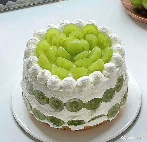 Green Grape Cake, White Grapes, Aesthetic Desserts, Aesthetic Foods, My Bday, Green Grapes, Fancy Cakes, Food Snacks, Cafe Food