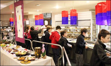 Korean food at French school: Students from Les Francs-Bourgeois, a school in Paris, France, are served Korean food from the school cafeteria Thursday, local time. Korean food was provided to 2,000 students and 100 school staff for the day. The school, which teaches Korean language and culture, provided the food to give students a taste of Korea. Korean School Cafeteria, School In Paris, International High School, Korean School, School Cafeteria, French School, School Staff, Korean Language, Korean Food