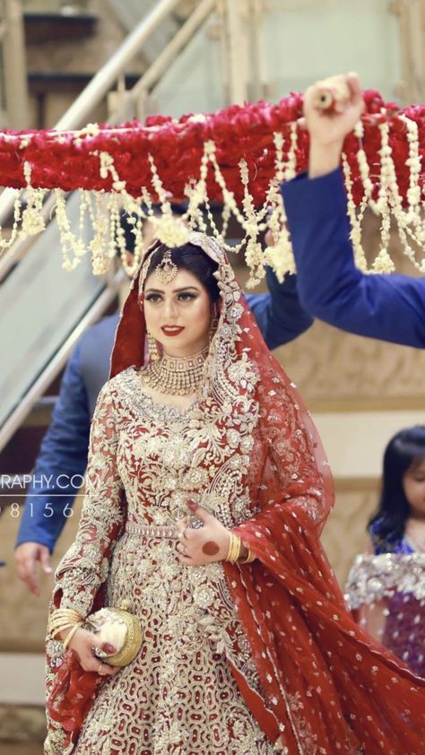 Bride Entrance, Shoots Ideas, Pakistani Bridal Couture, Bridal Entry, Pakistani Brides, Bride Entry, Entrance Ideas, Wedding Shoots, Bridal Lehenga Collection