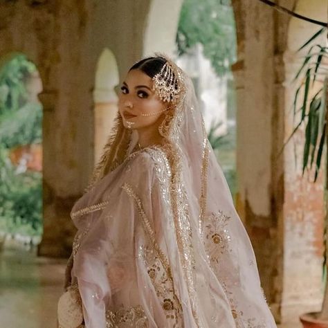 Styled in Pakistan on Instagram: "so regal ✨ @anizaxphotos" Traditional Nikkah Bride, Desi Wedding Photography, Desi Bride Aesthetic, Pakistani Wedding Shoot, Nikkah Bride Pakistan, Shadi Pictures, Nikkah Hijab, Nikkah Dress Pakistani, Nikkah Aesthetic