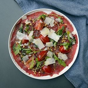 Carpaccio de boeuf à l'italienne - Recettes Gastronomico Salty Foods, Tomato Salsa, Best Foods, Parmesan, Diner, Food And Drink, I Am Awesome, Chef, Sauce