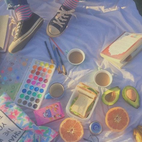 Art Mom Aesthetic, Arthoe Aesthetic, Artsy Aesthetic, Picnic Date, Artist Aesthetic, Mom Art, Sea And Ocean, Aesthetic Makeup, Aesthetic Photo