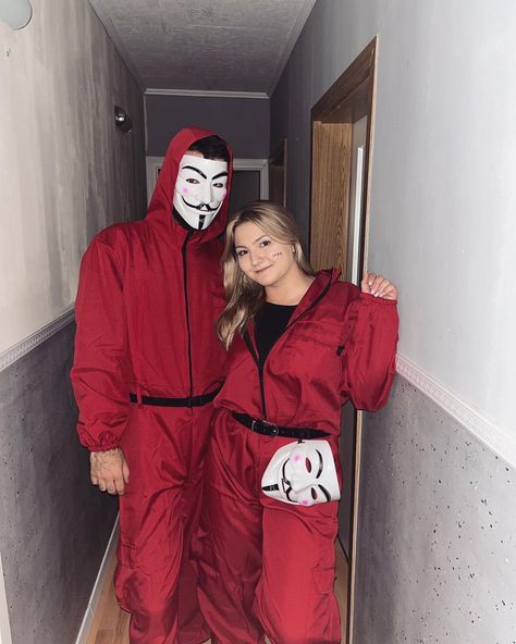 Halloween costume for couples Halloween Costume For Couples, Costume For Couples, Simple Halloween Costume, Cute Couple Halloween Costumes, Money Heist, Easy Costumes, Easy Halloween Costumes, Couple Halloween, Couple Halloween Costumes