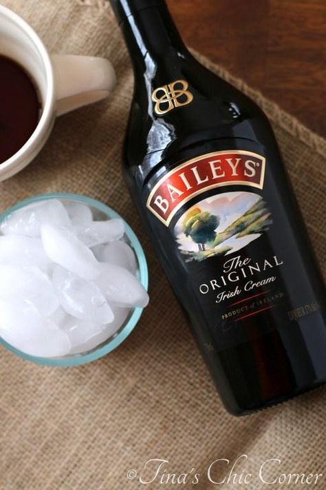 Baileys Alcohol, Baileys Iced Coffee, Baileys Recipes Drinks, Easy Coffee Drinks Recipes, Easy Coffee Drinks, Coffee Drinks Recipes, Baileys Drinks, Christmas Drinks Alcohol Recipes, Ice Beer