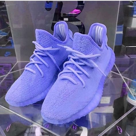 Fire Shoes, Sneakers Purple, Jordan Shoes Girls, Yeezy Sneakers, Custom Nike Shoes, Kicks Shoes, Shoes Sneakers Jordans, Nike Shoes Jordans, One Friend