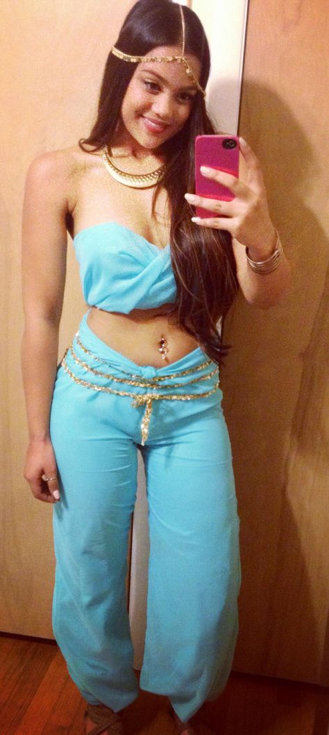 Home made Princess Jasmine costume. HAPPY HALLOWEEN Princess Jasmine Costume, Aladdin Costume, Halloween Social, Princess Jasmine, Disney Costumes, Disney Party, Costume Outfits, Cool Costumes, Diy Costumes