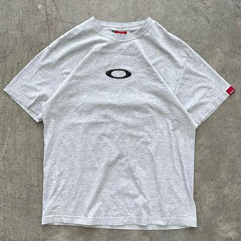 Oakley Tshirt, Akimbo Club, Vintage Oakley, Street Fashion Men Streetwear, Guys Clothing Styles, Mens Outfit Inspiration, Lazy Outfits, Men Fashion Casual Outfits, Edgy Outfits